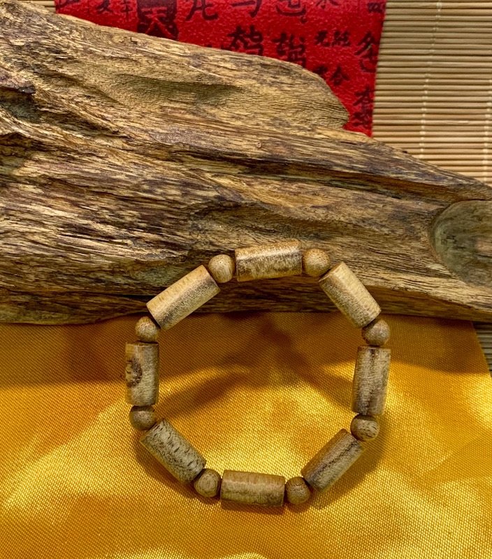 Vòng tay trầm hương hình trụ